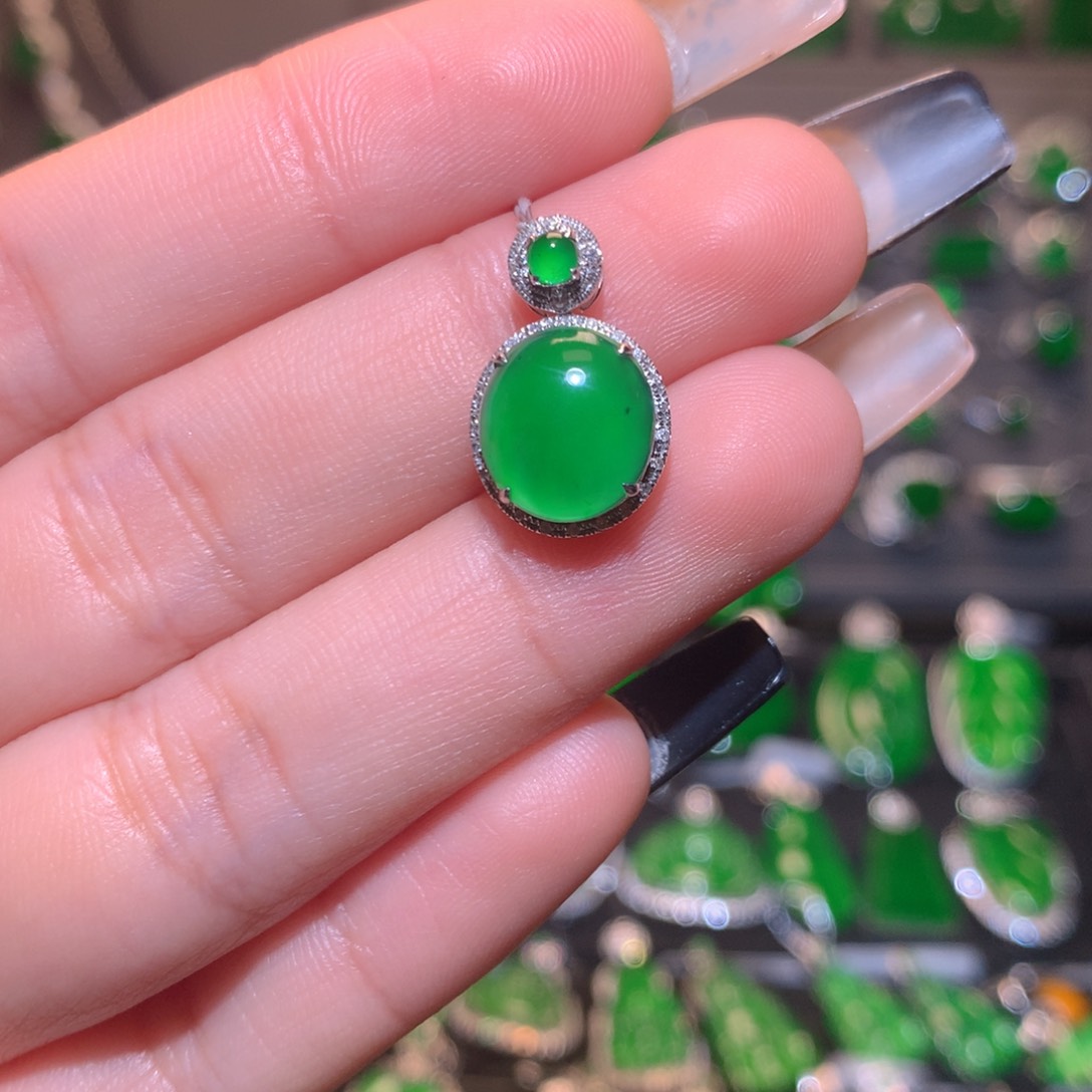 翡翠颈饰18K金镶嵌蛋面