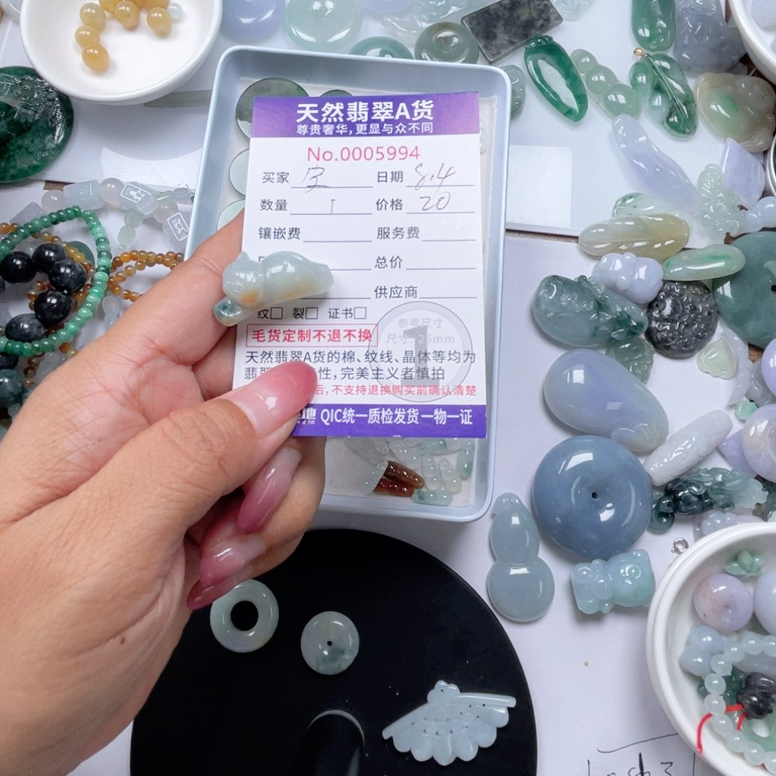 翡翠未镶嵌颈饰皮*?
