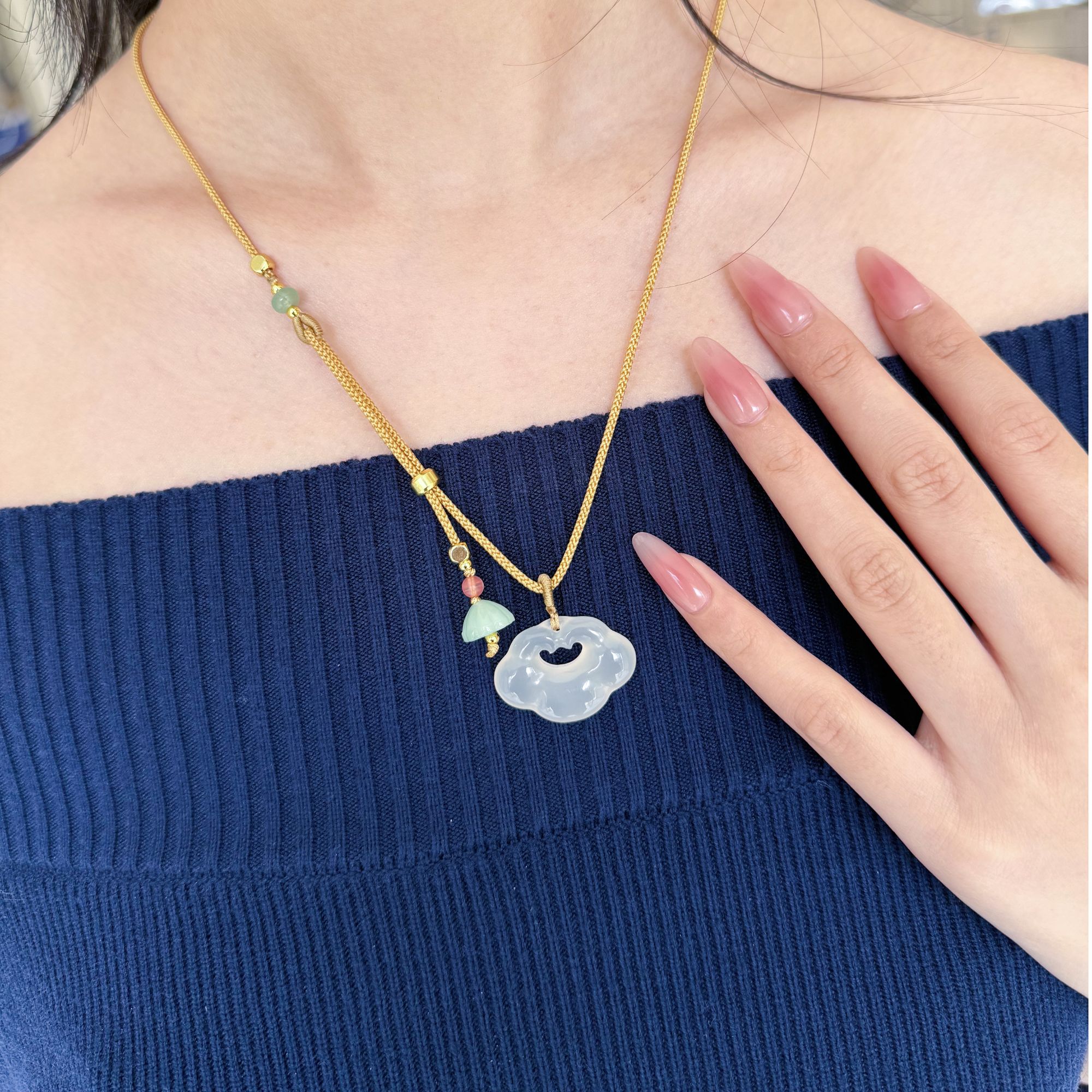 周大生天然冰透玉髓祥云锁吊坠送女生礼物精美气质百搭款