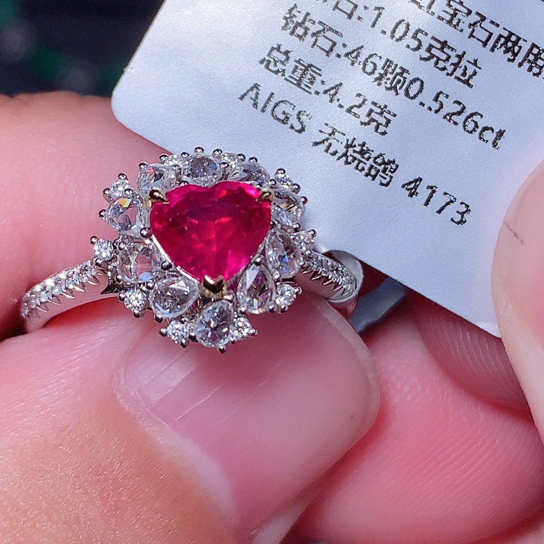 戒指18K金镶嵌红宝石