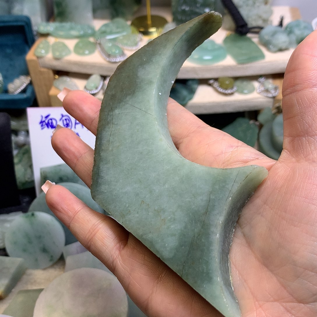 翡翠挂件未镶嵌毛料