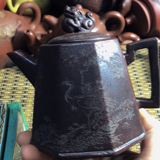 紫砂茶壶圆光泥料手工制作的紫砂壶。