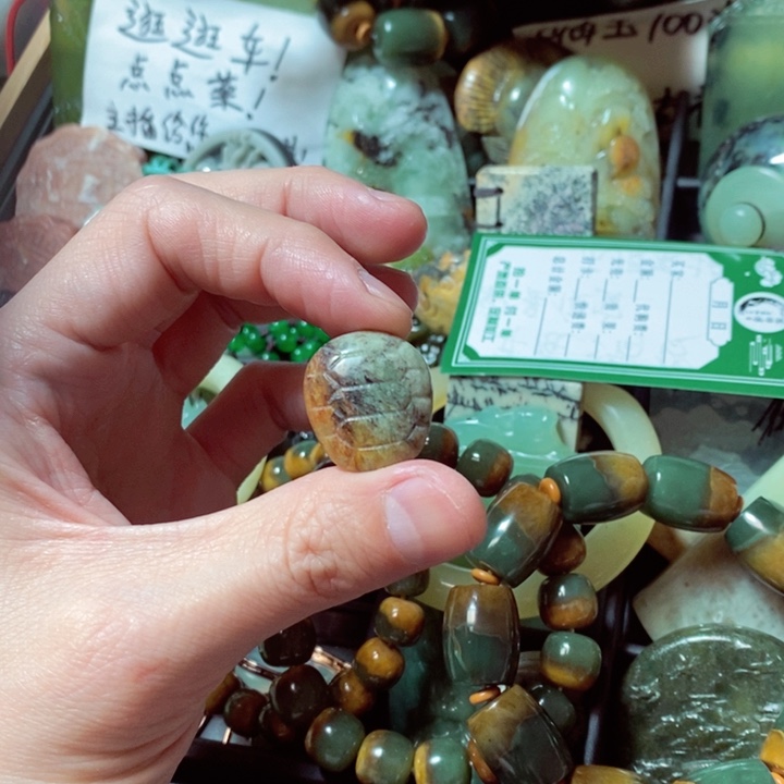 透闪石质玉颈饰未镶嵌