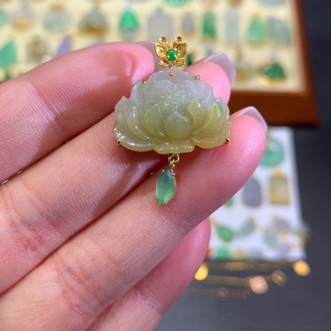 翡翠颈饰18K金镶嵌翡翠吊坠的未镶嵌