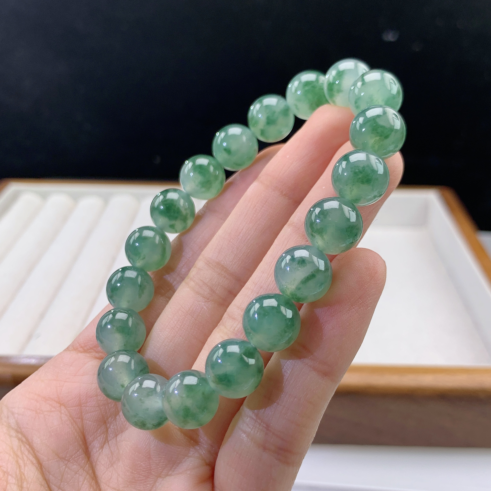 2.27-26-缅甸天然翡翠A货 女款飘花手串尺寸:10mm 19颗粒