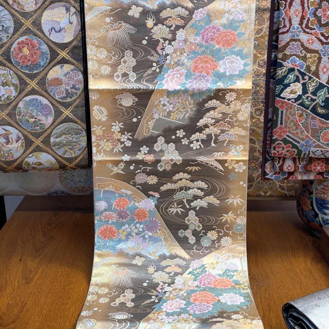 织绣金织连山花卉