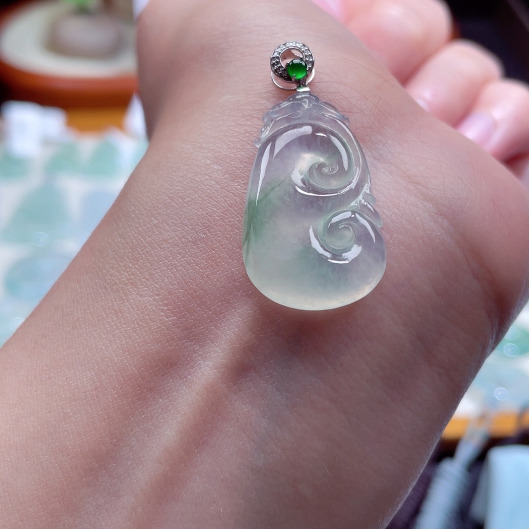 翡翠颈饰18K金镶嵌如意