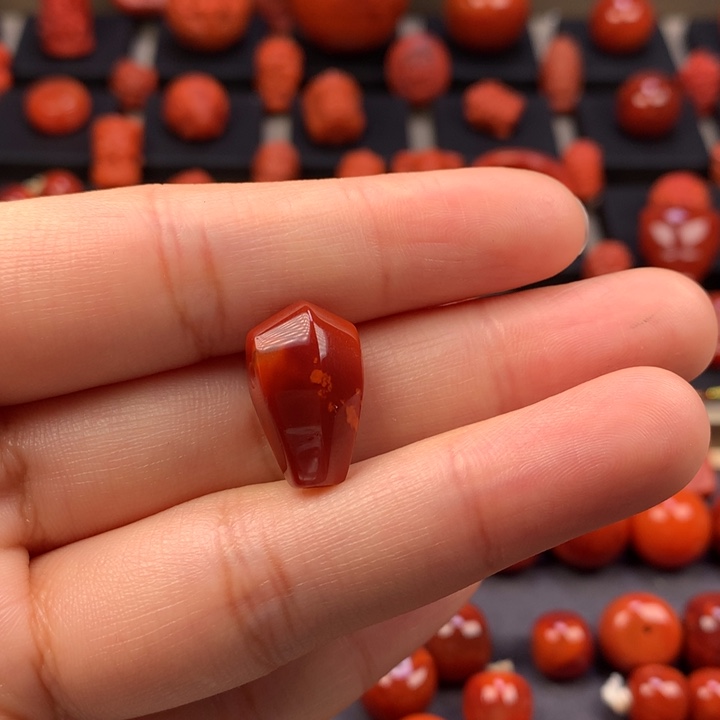 南红玛瑙未镶嵌牛血红鲨鱼背三通10.6MM