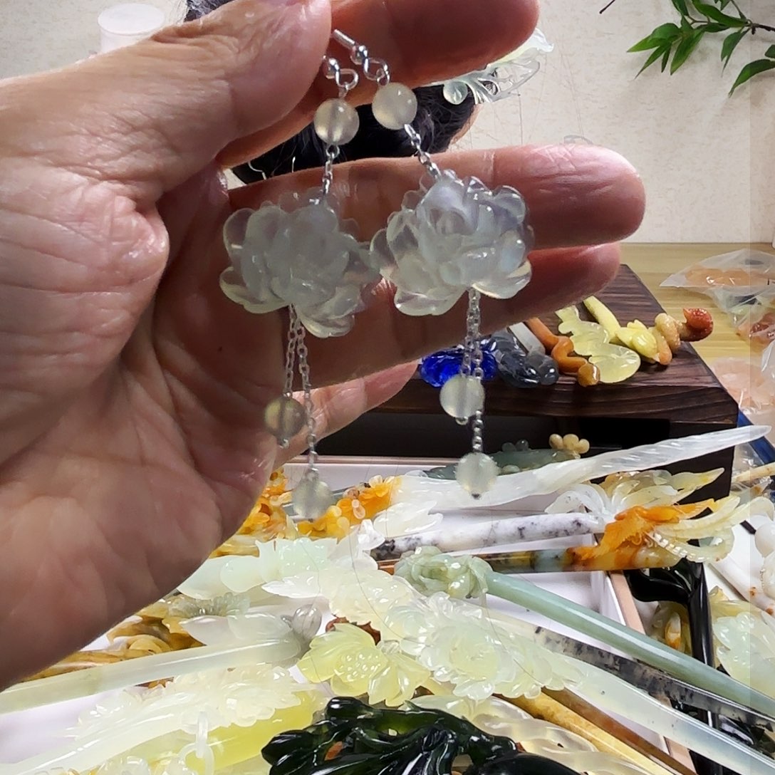 蛇纹石玉耳钉合金