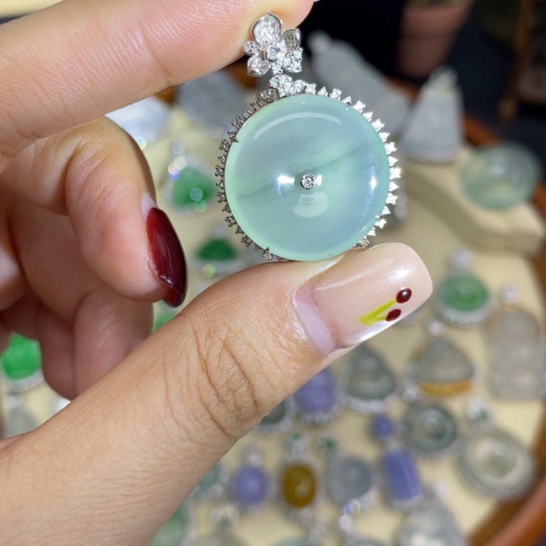 翡翠颈饰18K金镶嵌A货翡翠