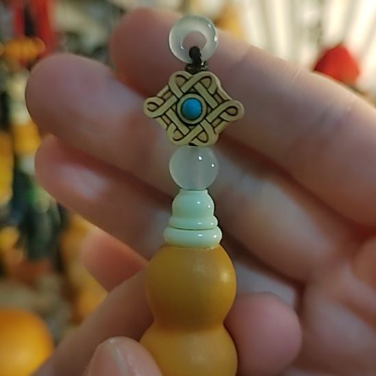 木质只买单纯的吊坠，没带链子，属的性质。