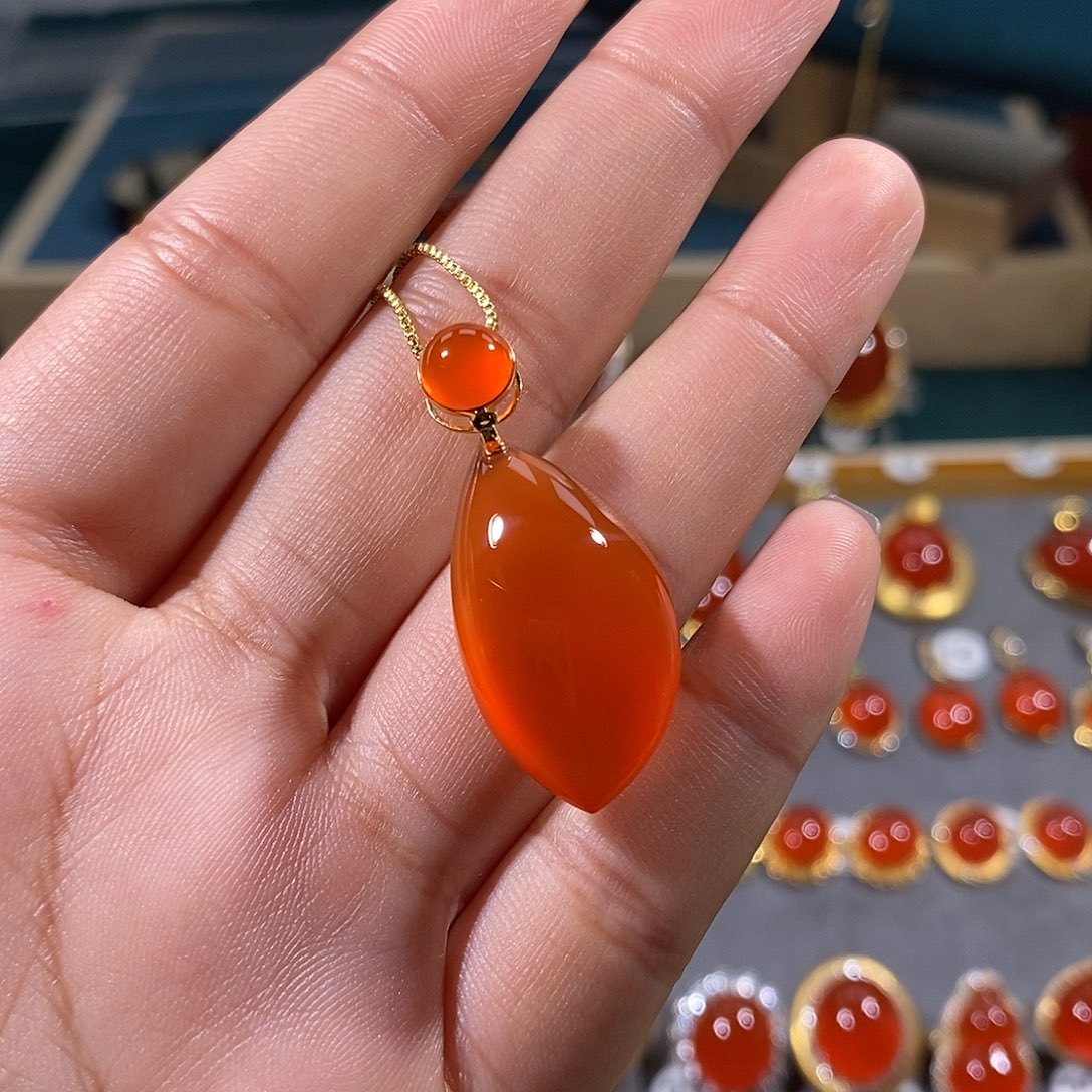 南红玛瑙颈饰18K金镶嵌