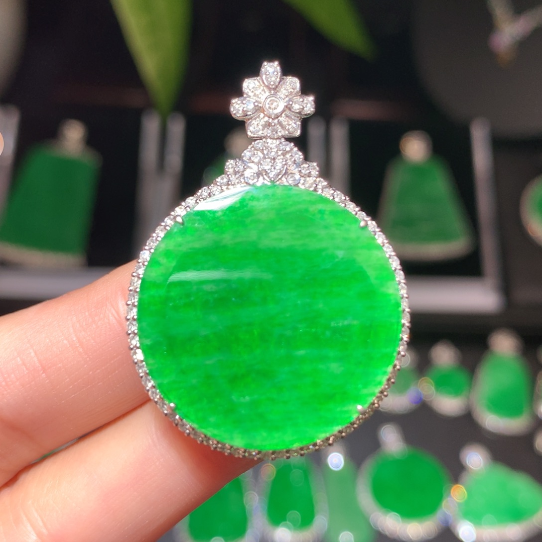 翡翠颈饰18K金镶嵌翡翠