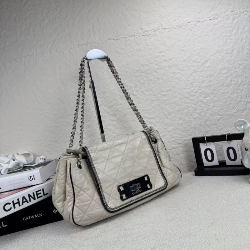 95新 Chanel/香奈儿 米白色银扣油蜡皮2.55法棍链条包 长35 12开