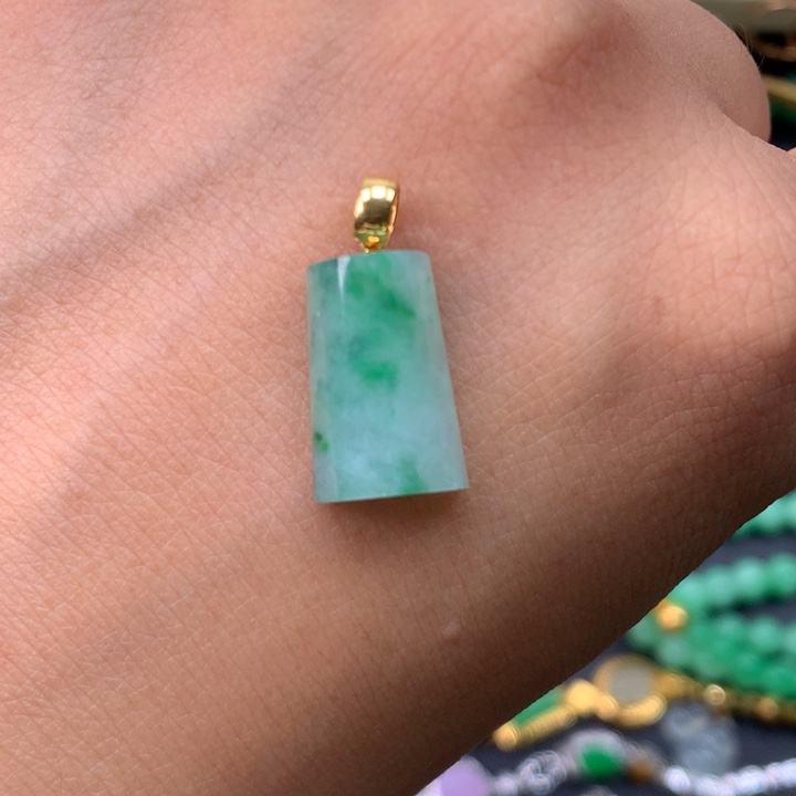 翡翠18K金镶嵌颈饰无事牌