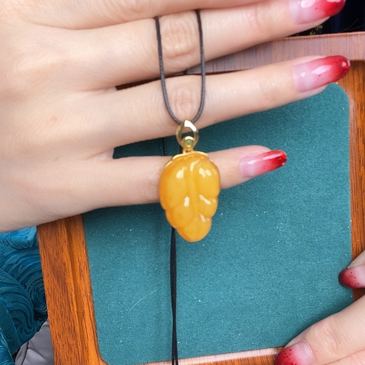 蜜蜡颈饰银S925镶嵌吊坠