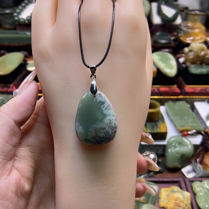 颈饰未镶嵌岫岩河磨玉（透闪石质玉）
