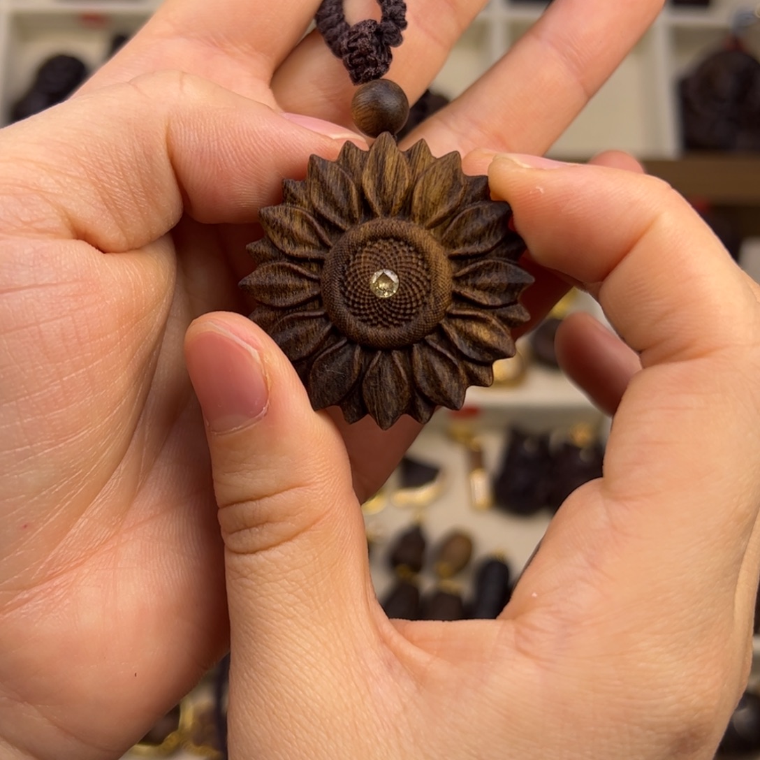 木质类向日花随行脖挂配饰