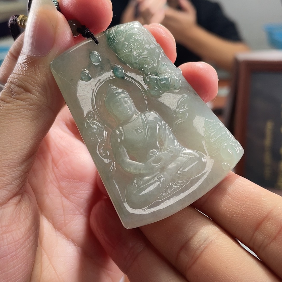 川***断翡翠未镶嵌颈饰翡翠