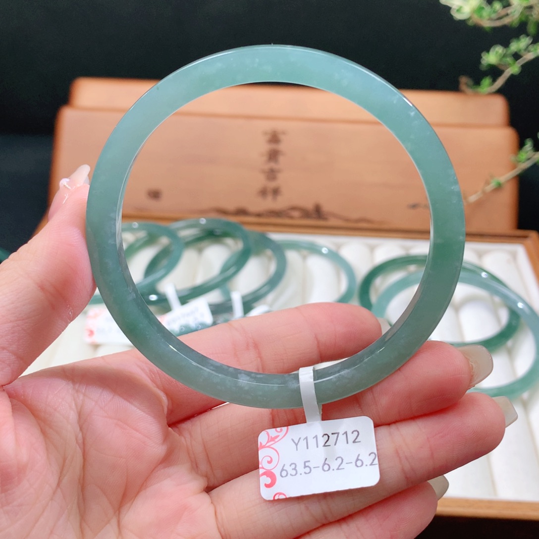 翡翠手镯未镶嵌天然