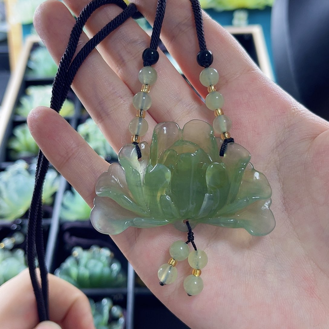 蛇纹石玉颈饰合金