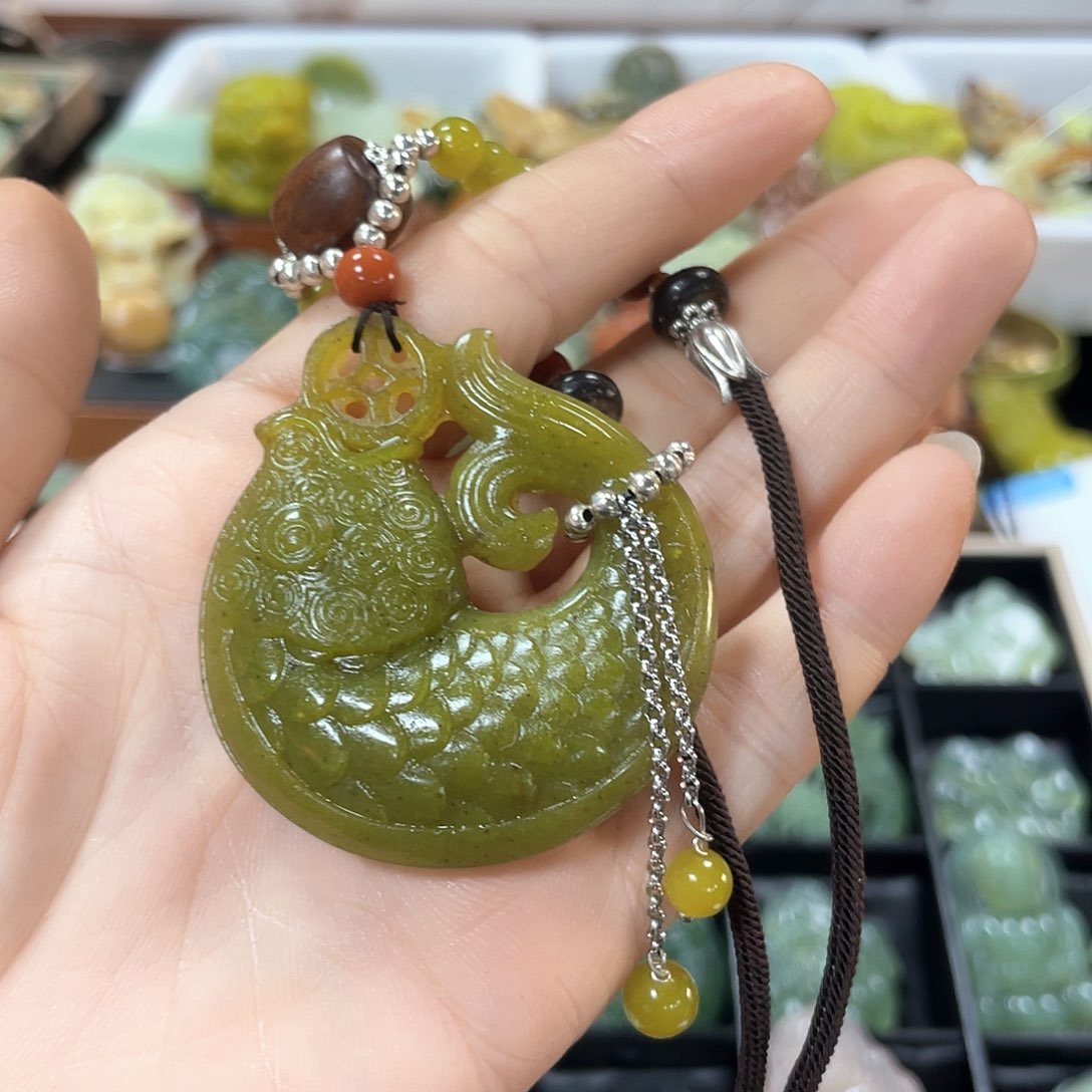 蛇纹石玉颈饰未镶嵌