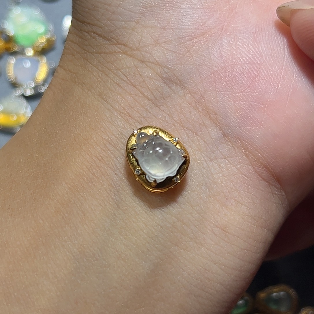 翡翠18K金镶嵌颈饰