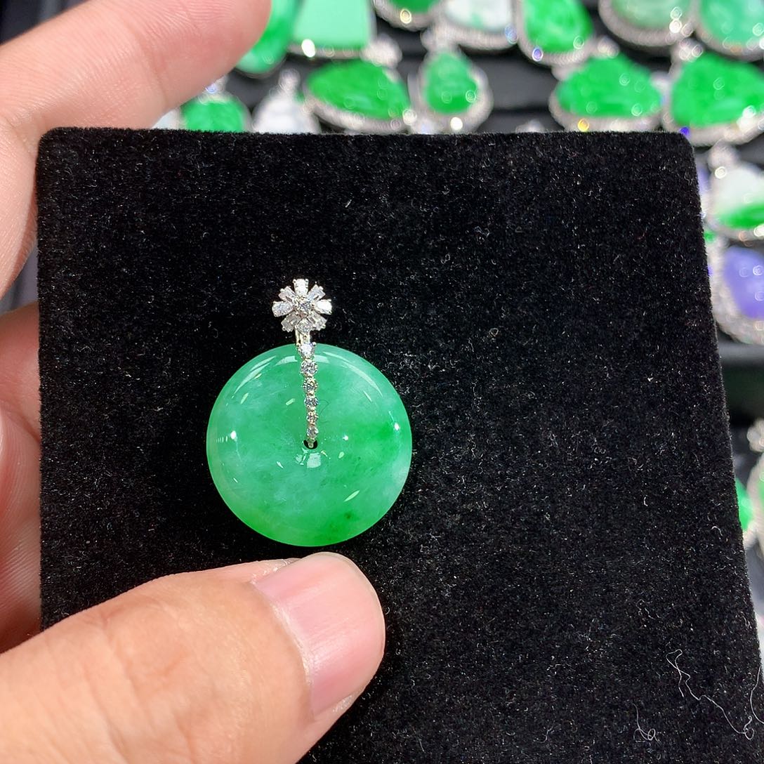 翡翠18K金镶嵌颈饰