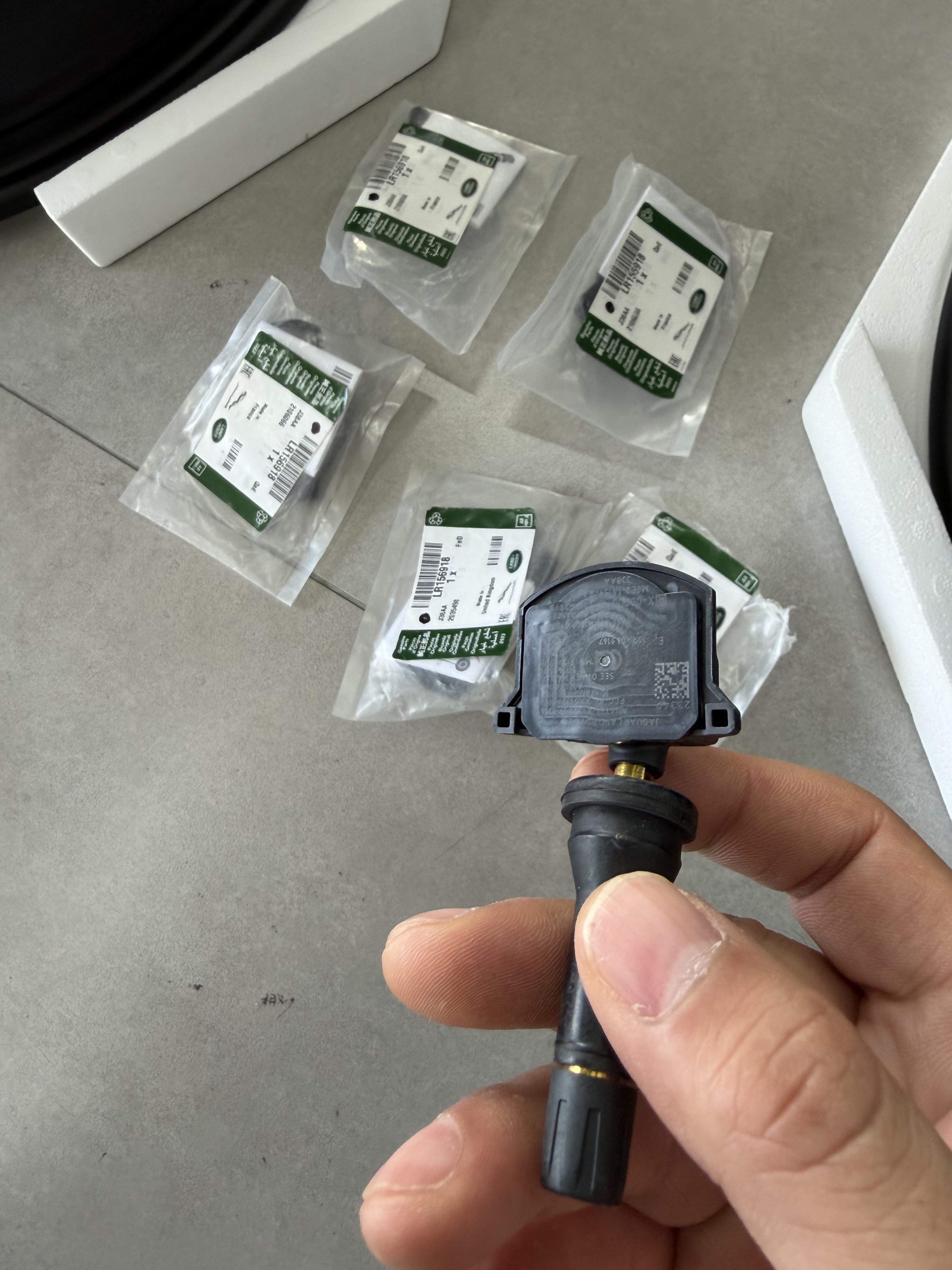 路虎卫士原厂原装胎压传感器原厂编码LR156918更换轮胎胎压监测