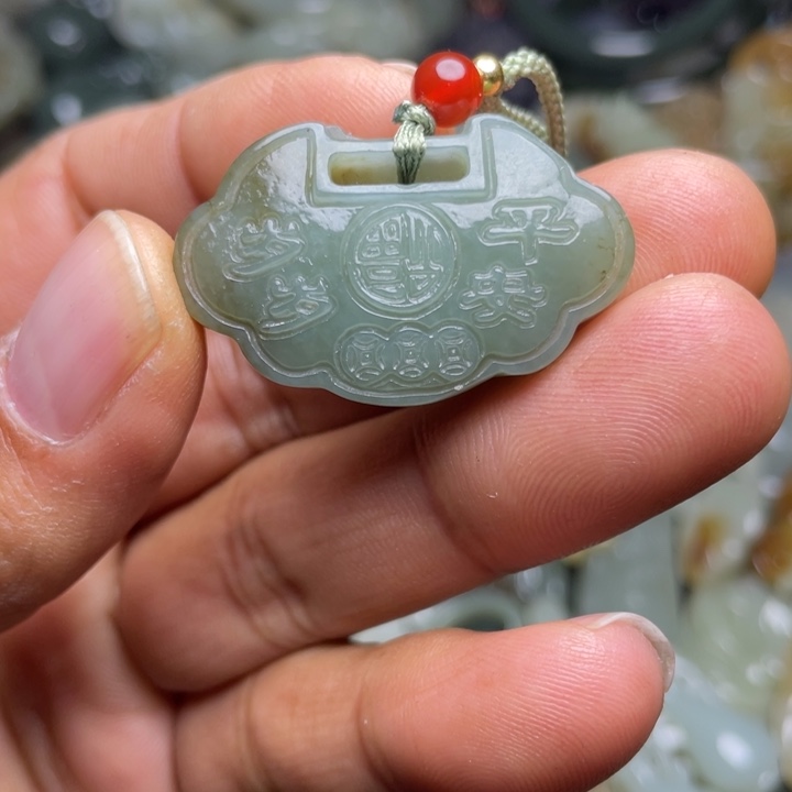 A***晴和田玉未镶嵌颈饰