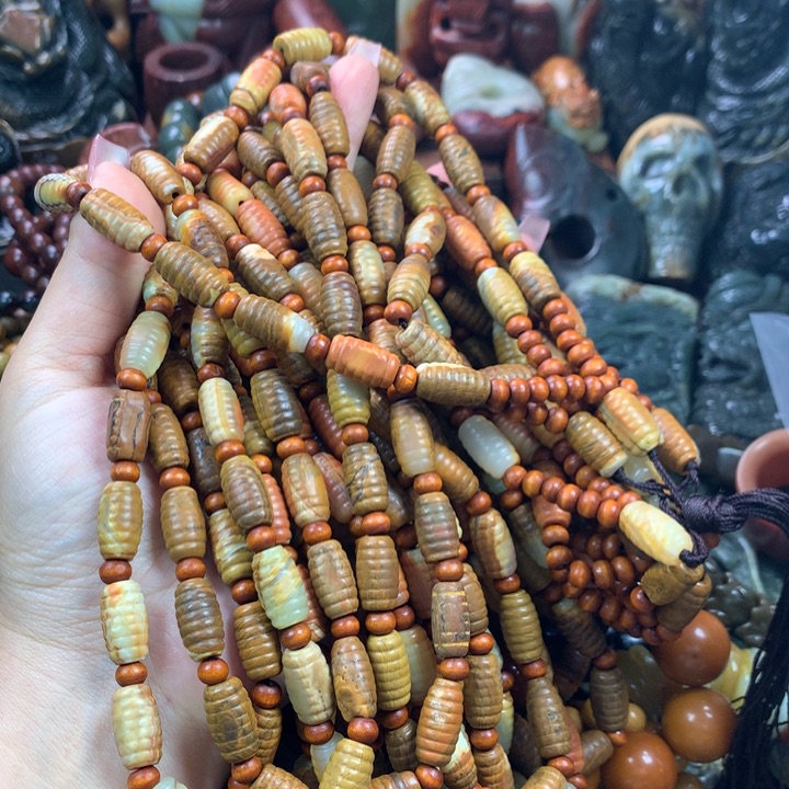 透闪石质玉未镶嵌珠宝奇石