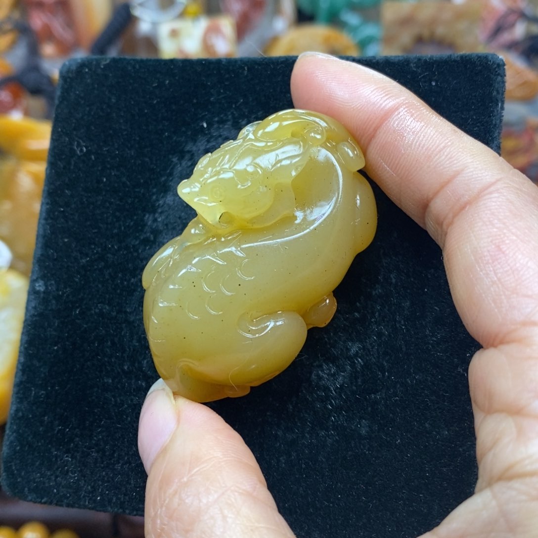 未镶嵌石英质玉（黄龙玉）颈饰