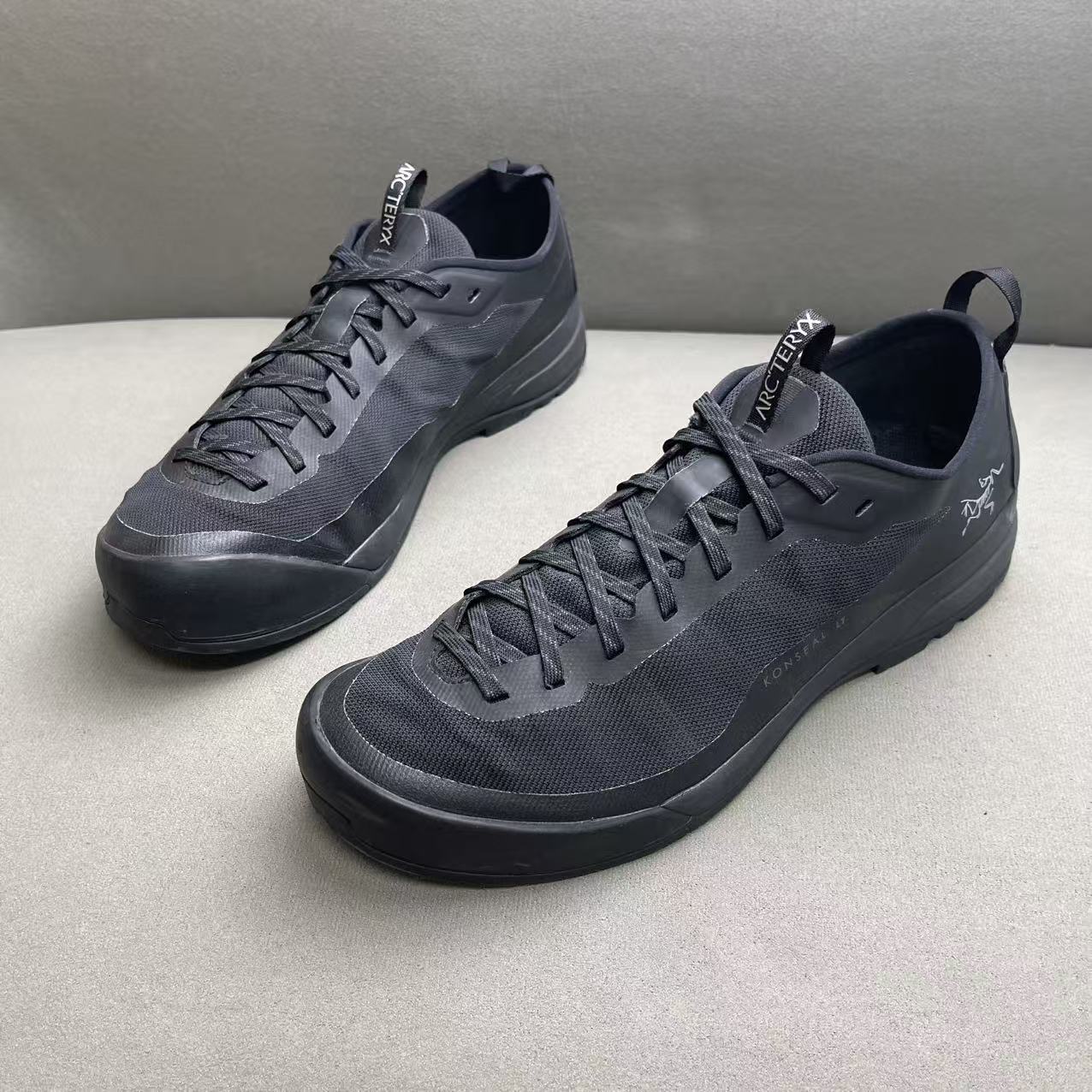 95新 ARC'TERYX/始祖鸟 黑色透气网面时尚百搭舒适运动鞋 42码