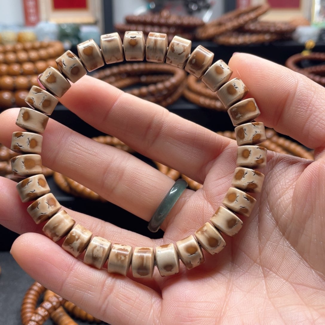 紫金鼠手串走***了9*7实心短轴直切熊猫手串