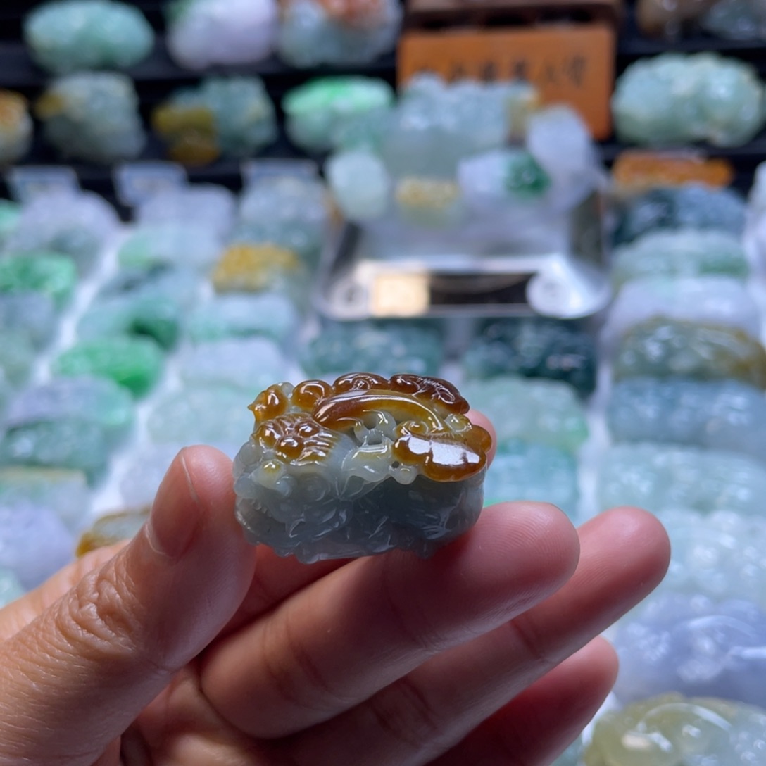 翡翠颈饰未镶嵌貔貅