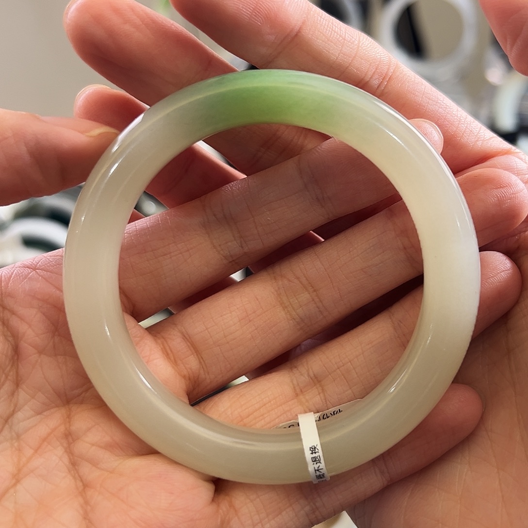 淡***云和田玉未镶嵌手镯