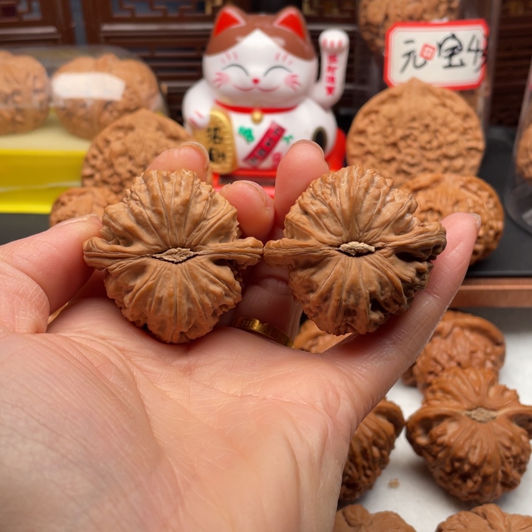 文玩核桃把件车*白狮子