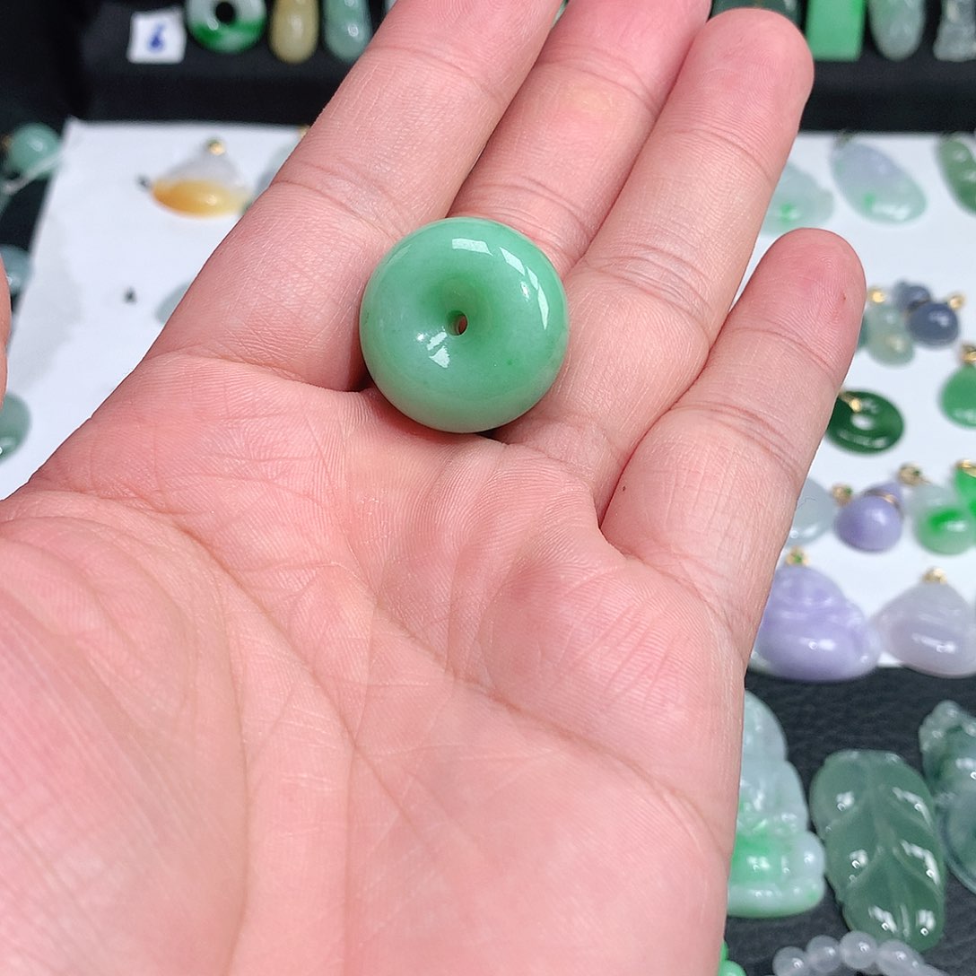 翡翠颈饰未镶嵌翡翠