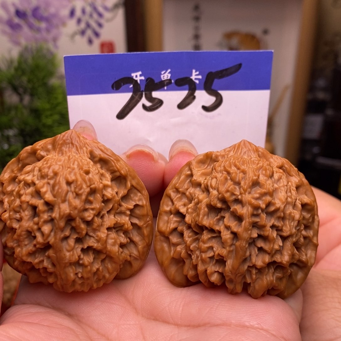 文玩核桃吊坠满天星。边44。丹全品