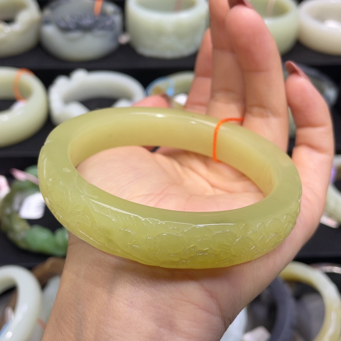 和田玉手镯未镶嵌24。 圈口63