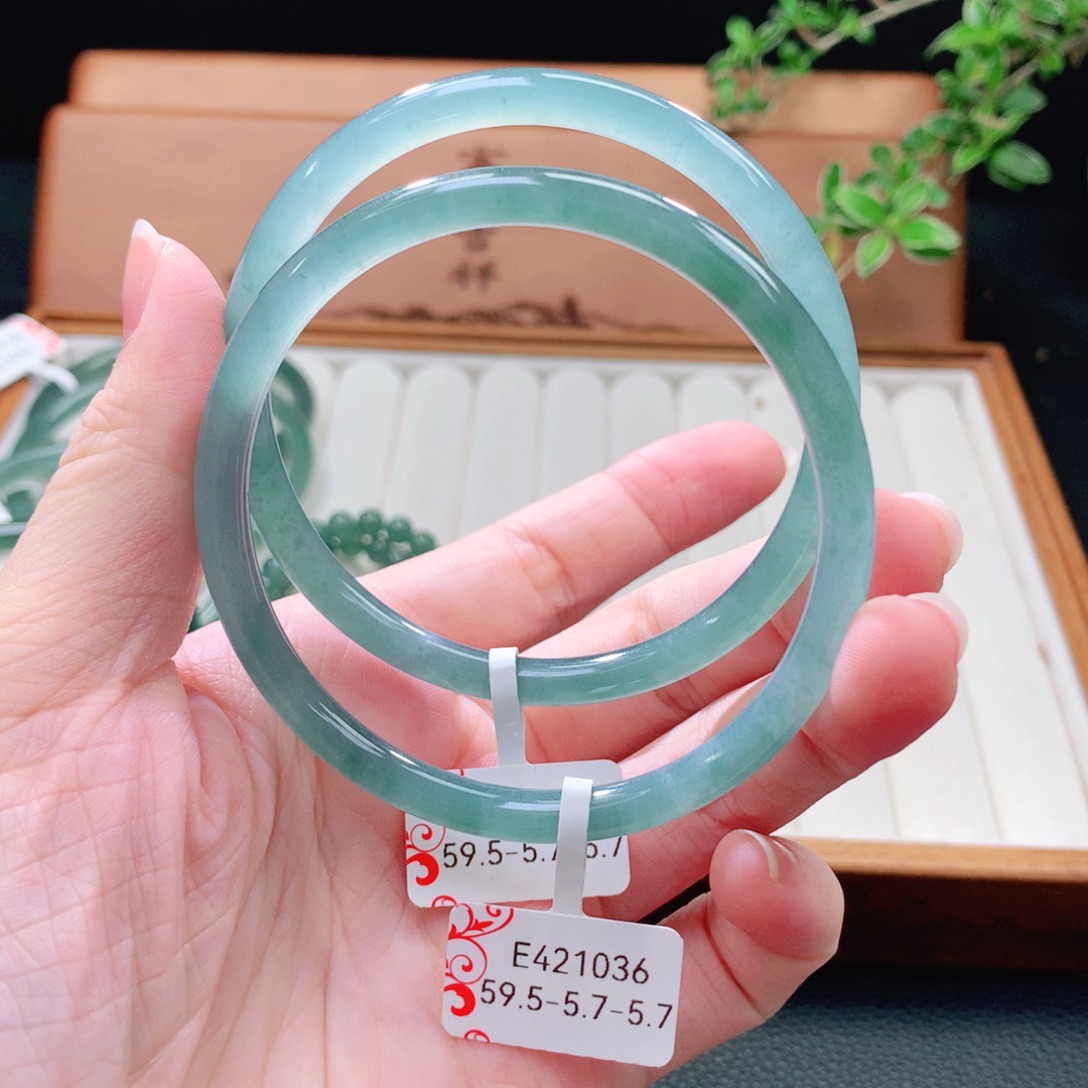 未镶嵌手镯（圆镯）翡翠