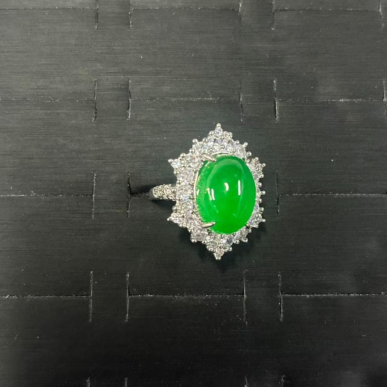 绿翠色蛋面玉石戒指