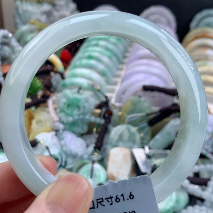 翡翠手镯未镶嵌吊坠