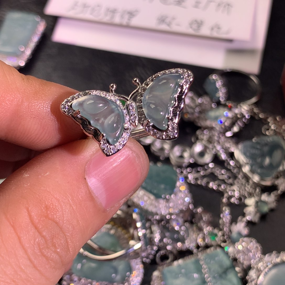 翡翠未镶嵌颈饰蝴蝶戒指