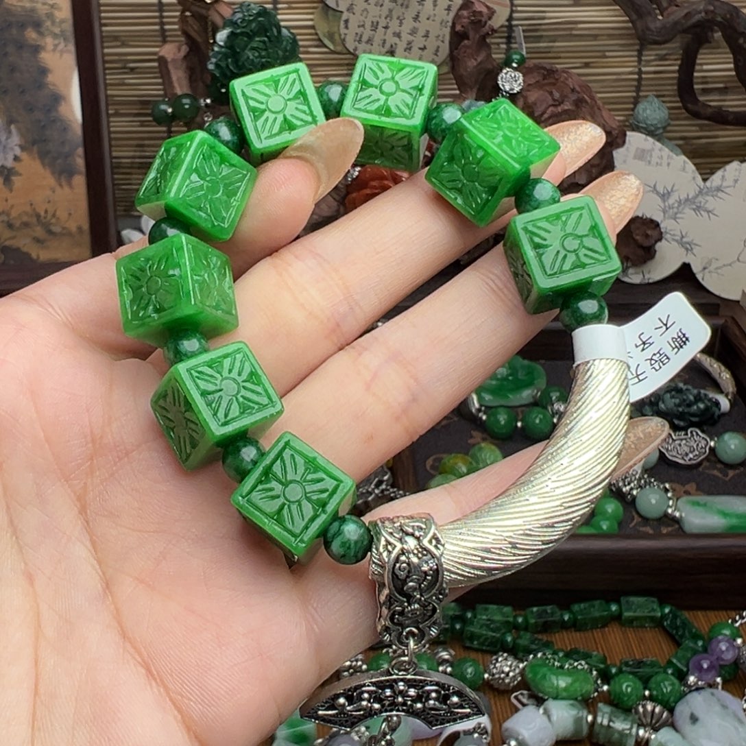 与***同翡翠未镶嵌颈饰吊坠