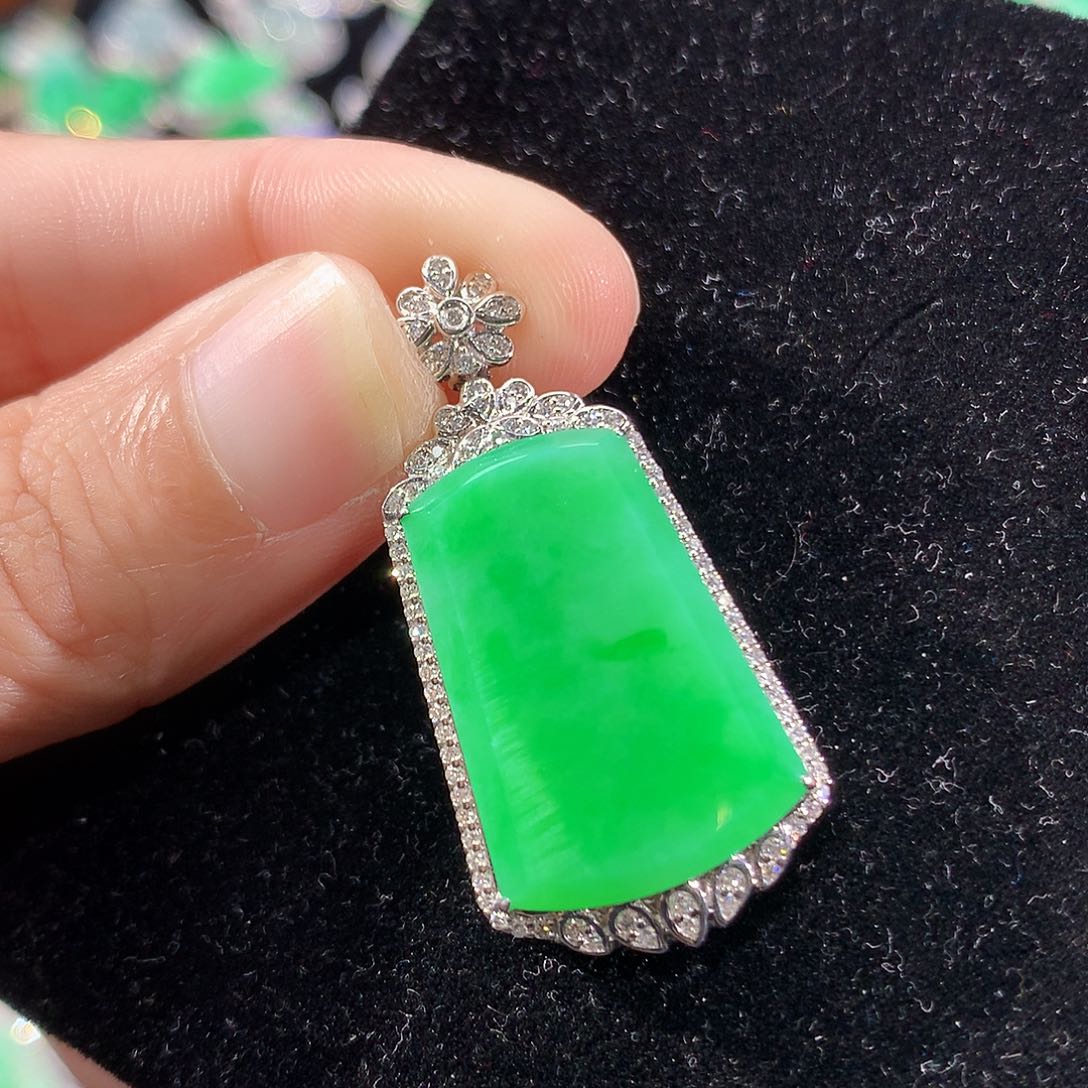 翡翠18K金镶嵌颈饰