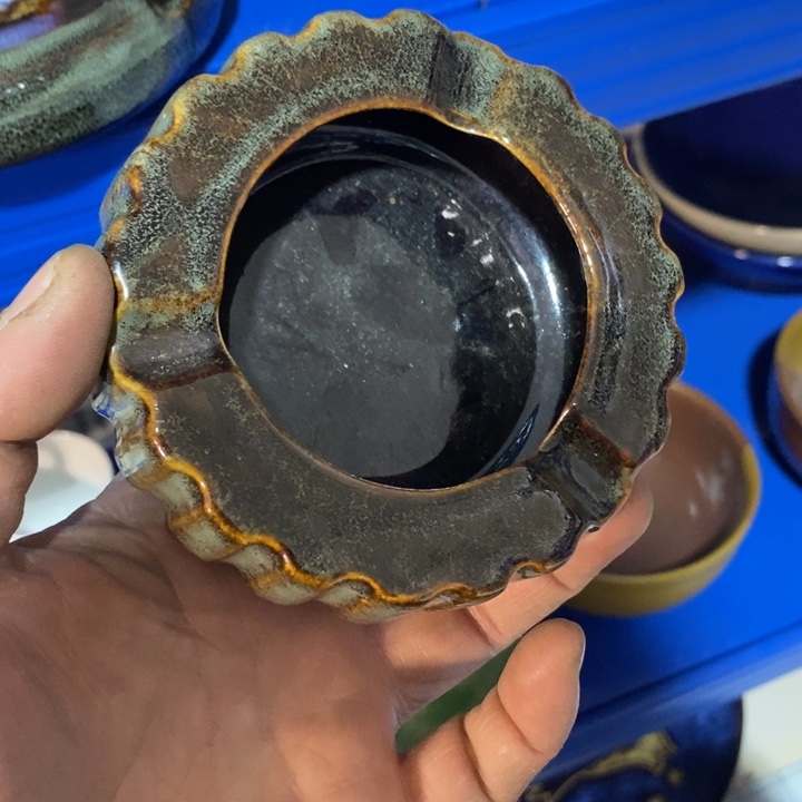 瓷片窑变烟灰缸一个