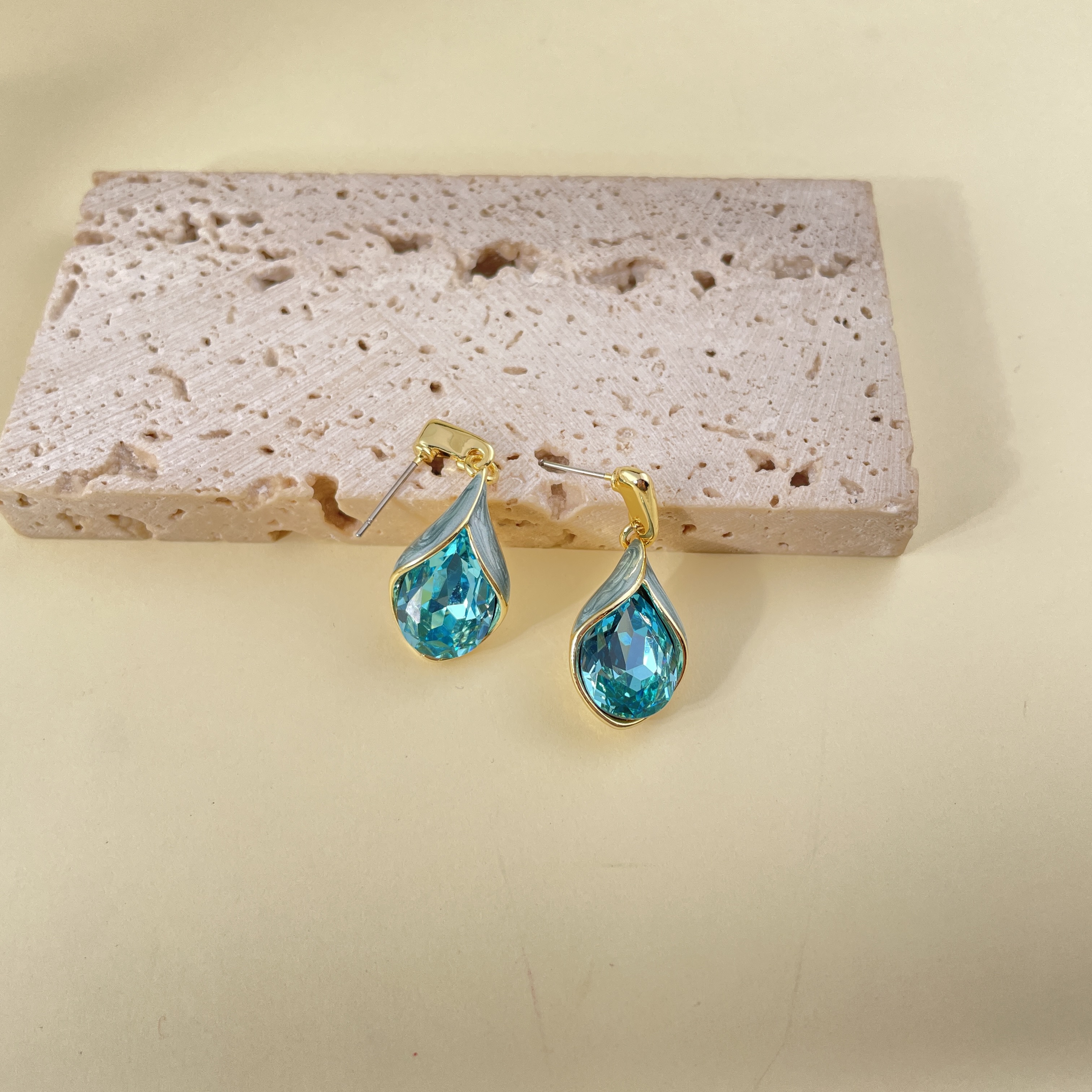 斯里篮咔皇耳钉————————高货