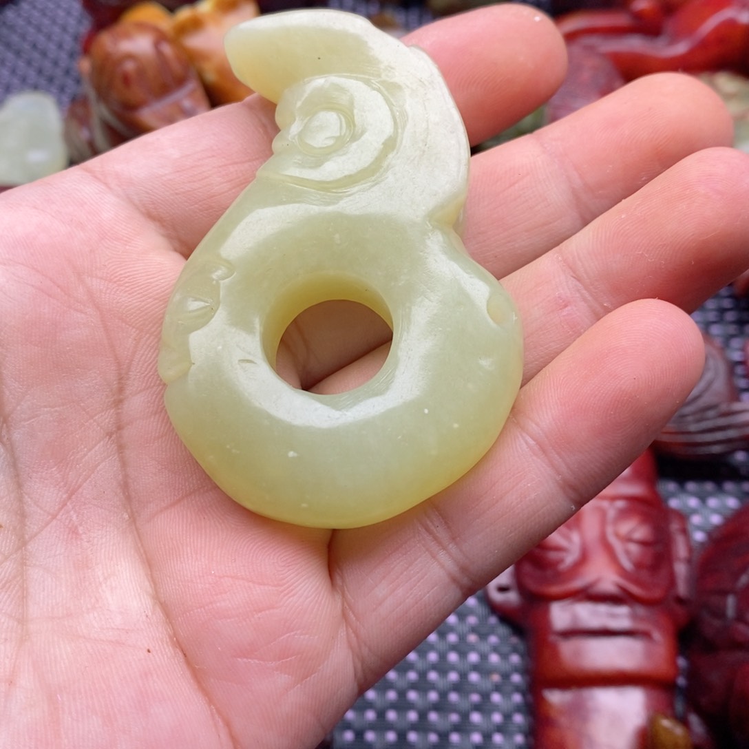 蛇纹石玉颈饰未镶嵌