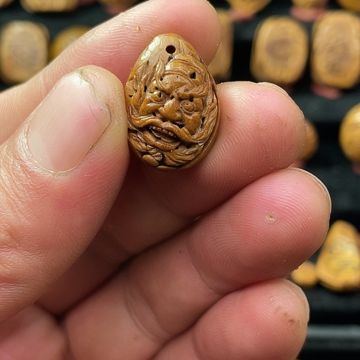 嘉***元纯手工制作桃核钟馗吊坠
